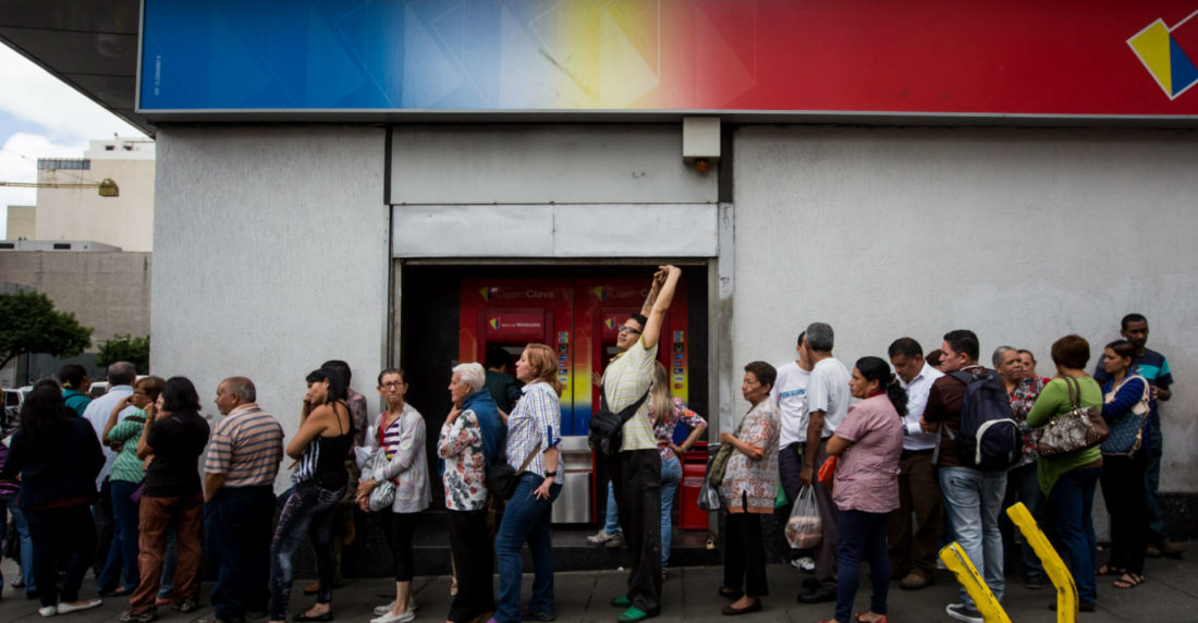 Colas bancos canje billete de BS 100