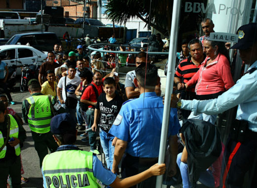 Colas bancos canje billete de BS 100 12