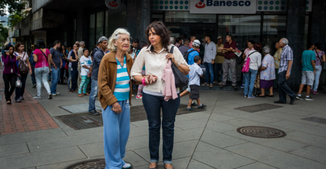 Colas bancos canje billete de BS 100