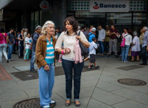 Colas bancos canje billete de BS 100