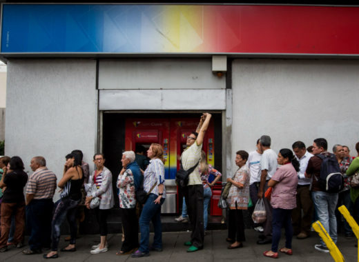 Colas bancos canje billete de BS 100