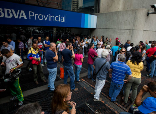 Colas bancos canje billete de BS 100 6