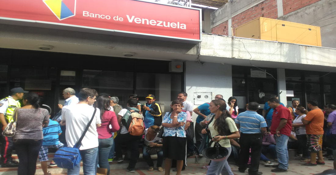 Colas-depósito-de-billetes-Bs-100