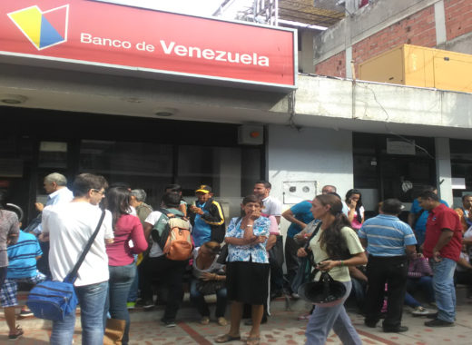 Colas-depósito-de-billetes-Bs-100