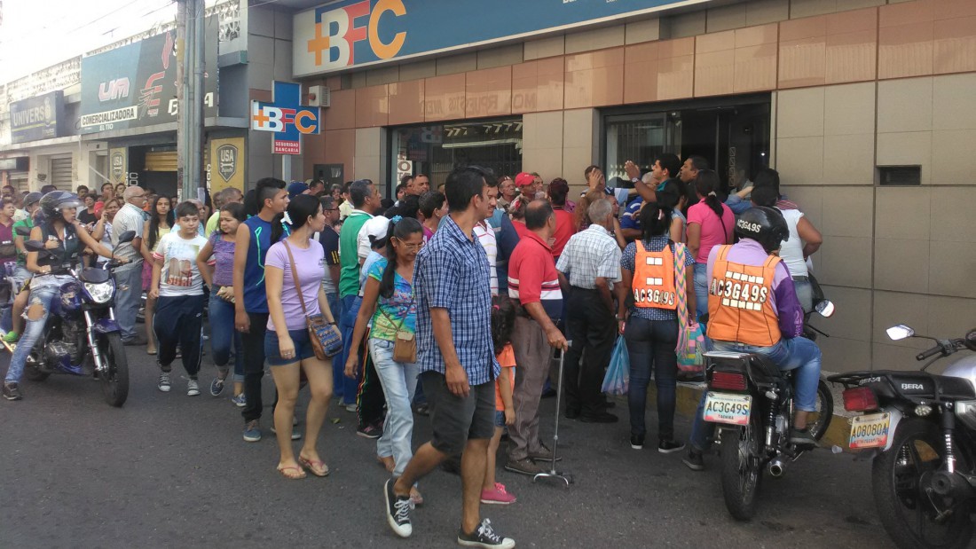 Colas frente a bancos de Táchira