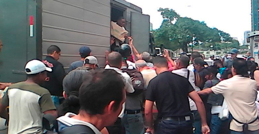 Saquean camión de harina pan