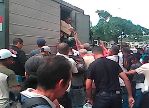 Saquean camión de harina pan