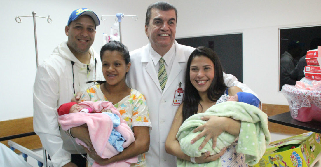 Niños que despiden y reciben el año