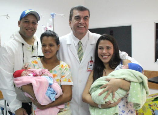 Niños que despiden y reciben el año