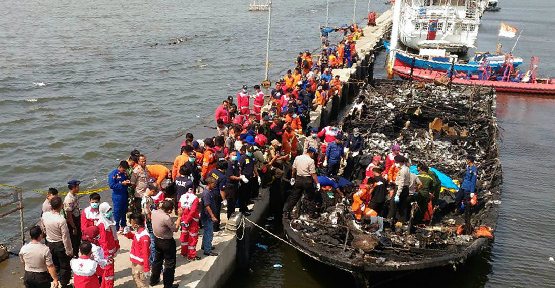Rescate de pasajeros de barco incendiado