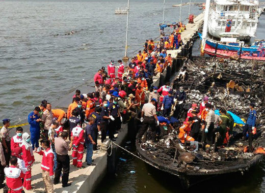 Rescate de pasajeros de barco incendiado