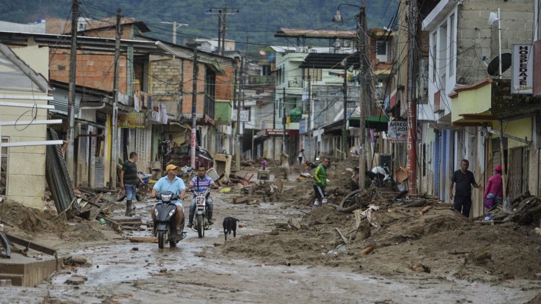 Habitantes recorren Mocoa tras deslave