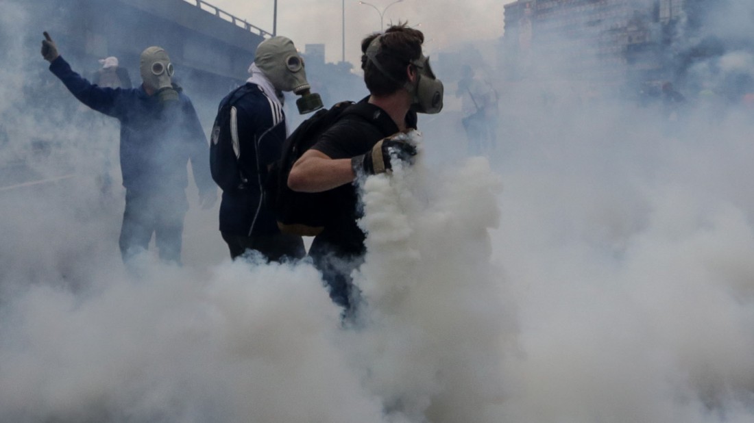 Policía venezolana dispersa con gas lacrimógeno marcha opositora en Caracas