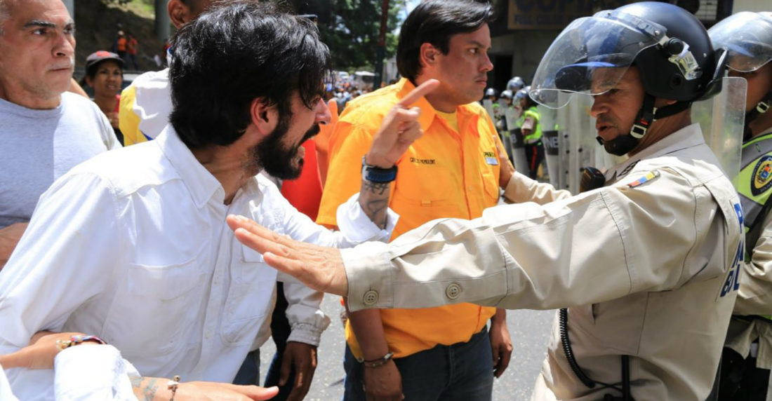 Los diputados Miguel Pizarro y Carlos Paparoni en una protesta