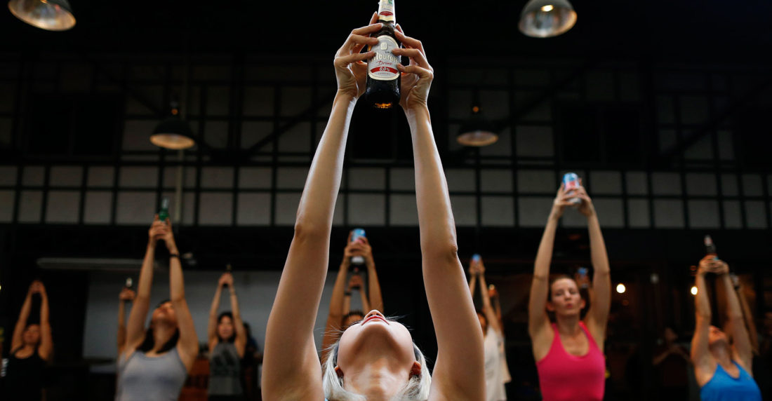 beer yoga foto RUNGROJ YONGRIT