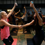 beer yoga foto RUNGROJ YONGRIT