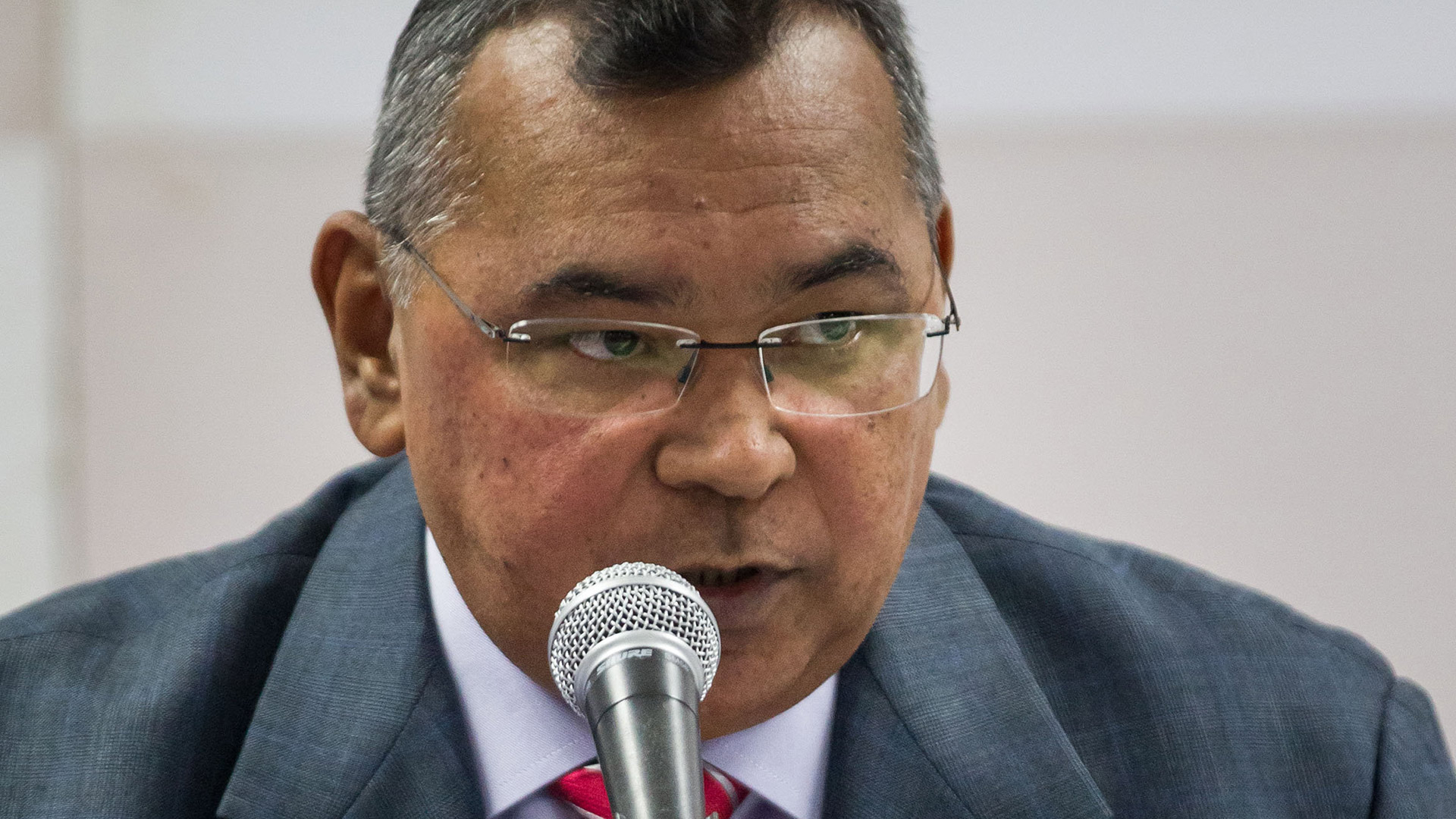 Reverol lleva propuestas a la ANC para 