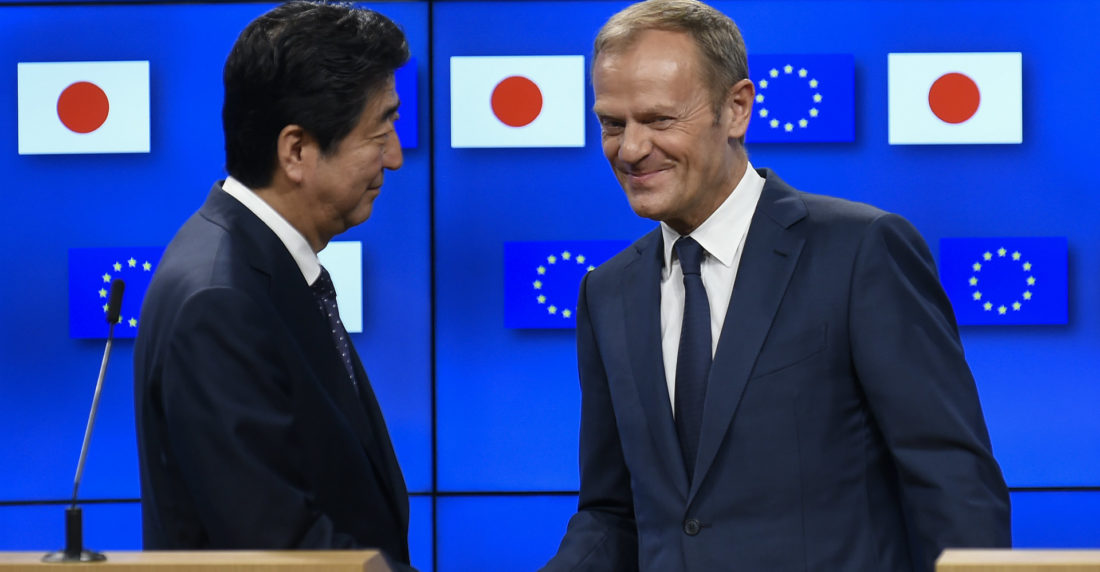 Donald Tusk y Shinzo Abe