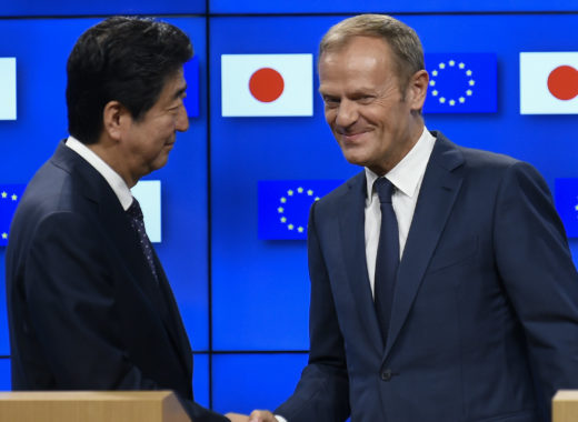 Donald Tusk y Shinzo Abe