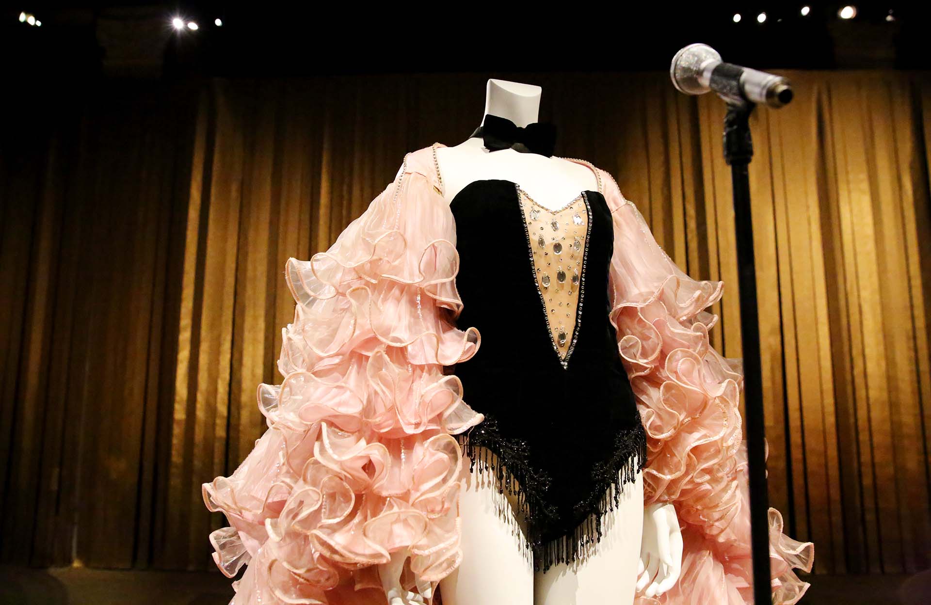 Dalida-garde-robe-exposition-Palais-Galliera-Paris-ensemble-de-scène-Michel-Fresnay-Mine-Barral-Vergez-photo-usofparis-blog