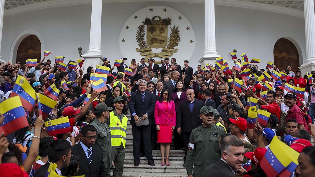 La Constituyente venezolana juramenta a 18 gobernadores chavistas