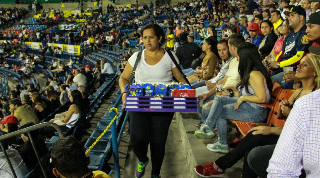 Cinex con cotufas en el estadio