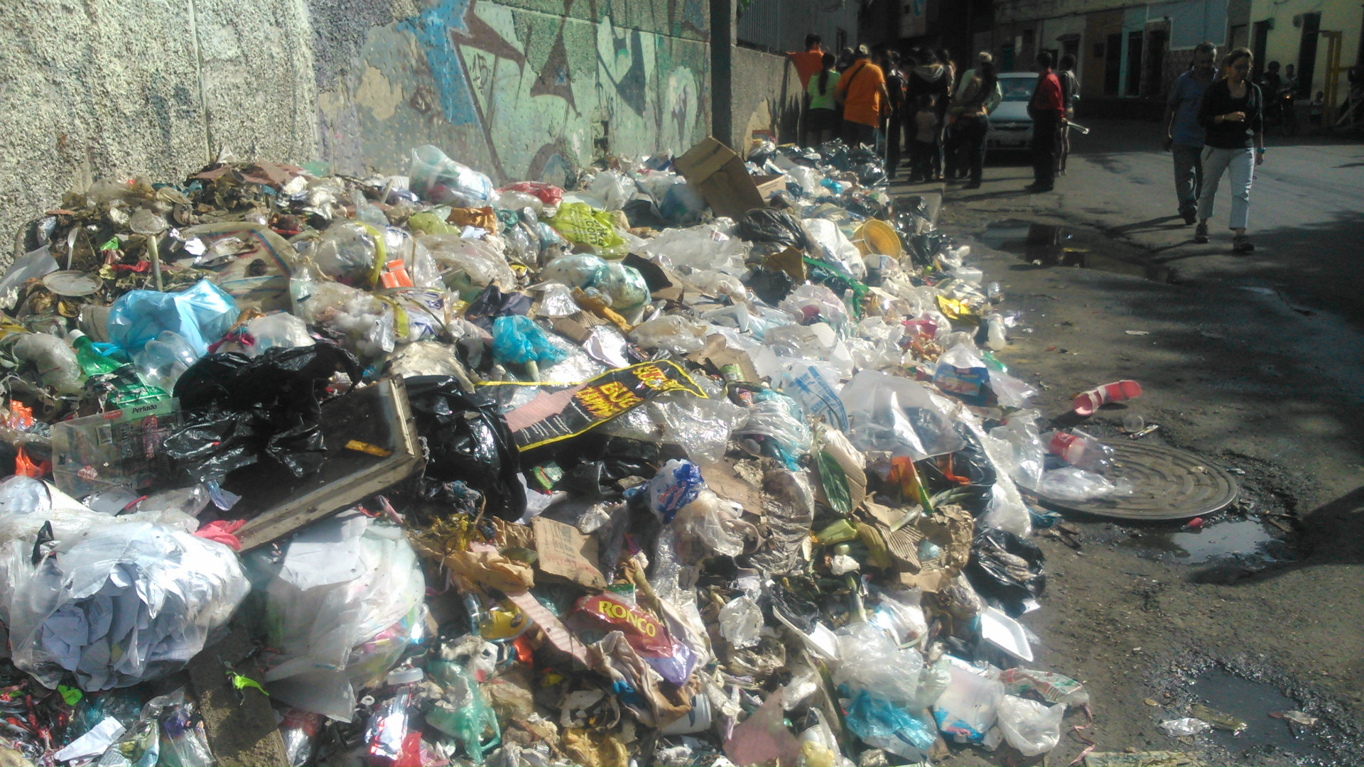 En Caracas la basura es hoy el símbolo de la decadencia nacional | El ...