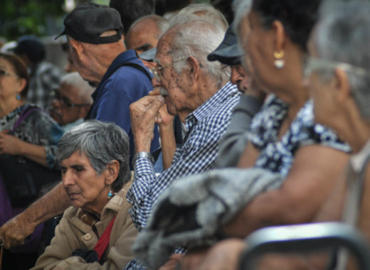 Pensionados en cola