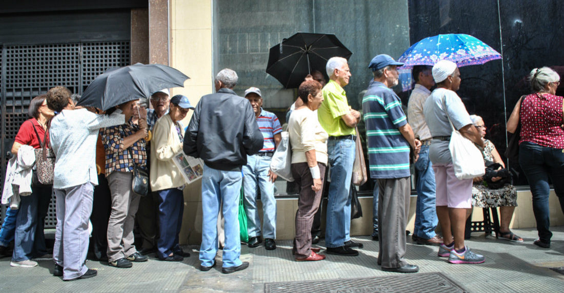 Pensionados en cola del banco