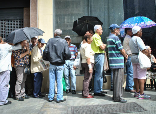 Pensionados en cola del banco