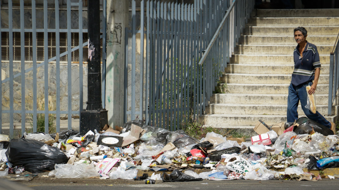 FOTOS | La basura gana espacios en las calles de Caracas | El Estímulo