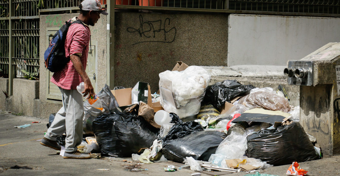 FOTOS | La basura gana espacios en las calles de Caracas | El Estímulo