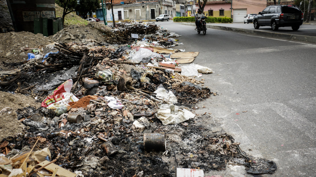 FOTOS | La basura gana espacios en las calles de Caracas | El Estímulo