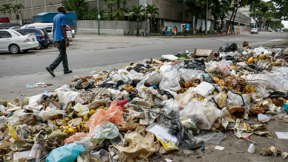 FOTOS | La basura gana espacios en las calles de Caracas | El Estímulo