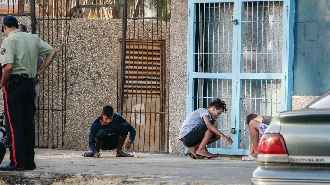 Niños recogen pasta