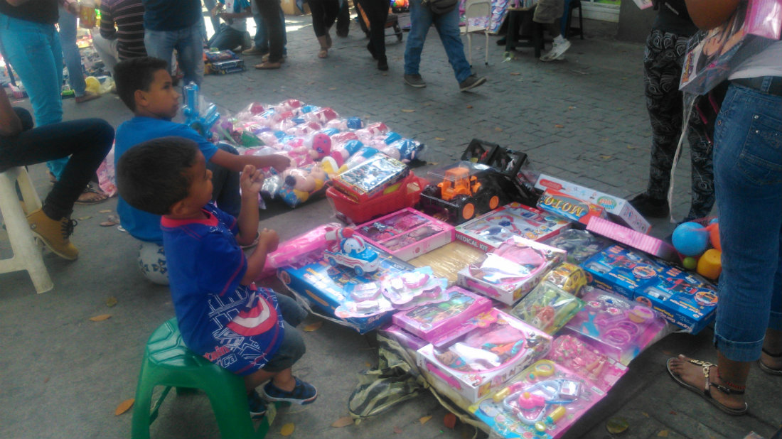 Venta navideña de juguetes