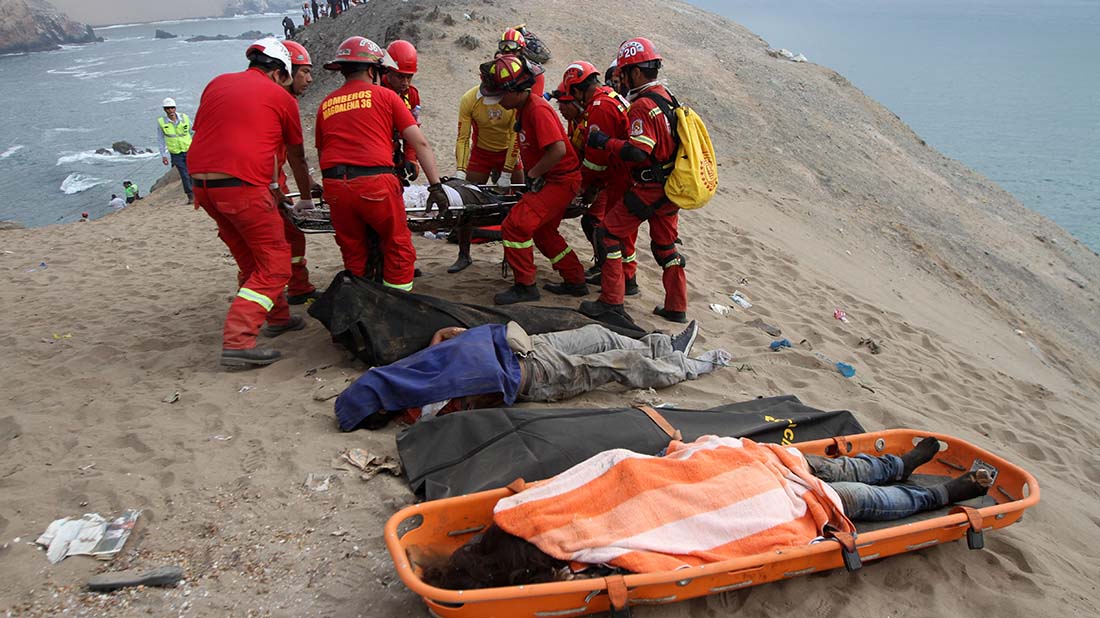 Sube a 36 los muertos por caída de autobús a acantilado en el norte de Lima