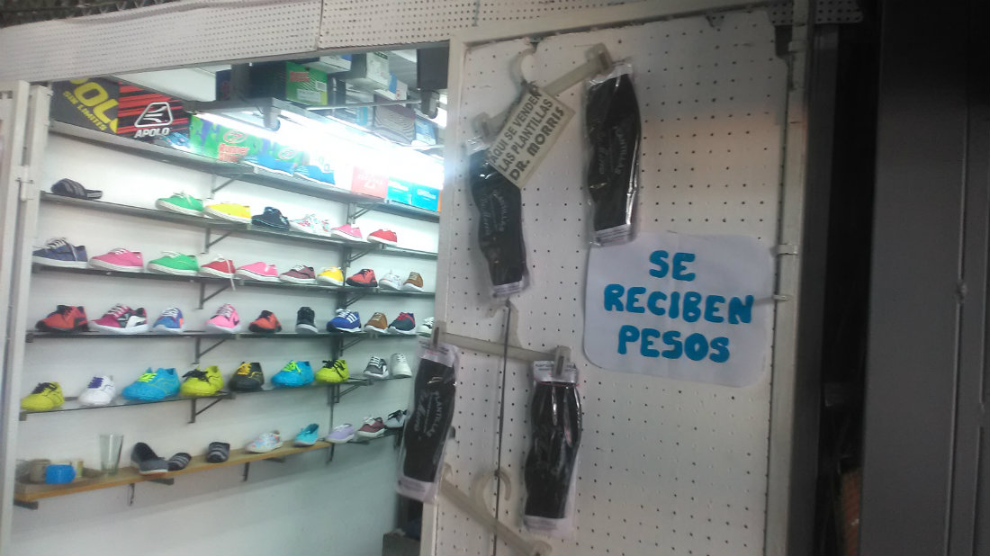 Zapatería vende en pesos en Táchira