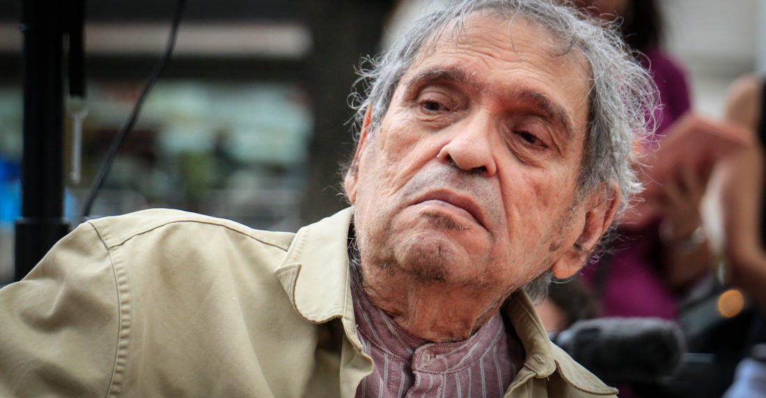 Rafael Cadenas cumple años el 8 de abril