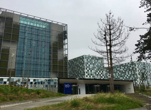 El fiscal de la Corte Penal Internacional (CPI), Karim Khan, investigado desde noviembre por presunta conducta "inapropiada", cesó temporalmente las funciones de su cargo, informó este viernes su oficina.