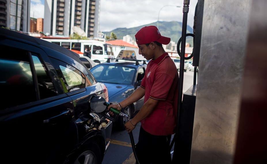 Pdvsa comienza a vender gasolina premium al doble de precio: $1 por litro