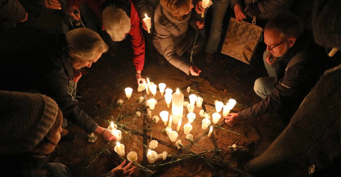 Kristallnacht acto en memoria del primer ataque nazi contra los judíos