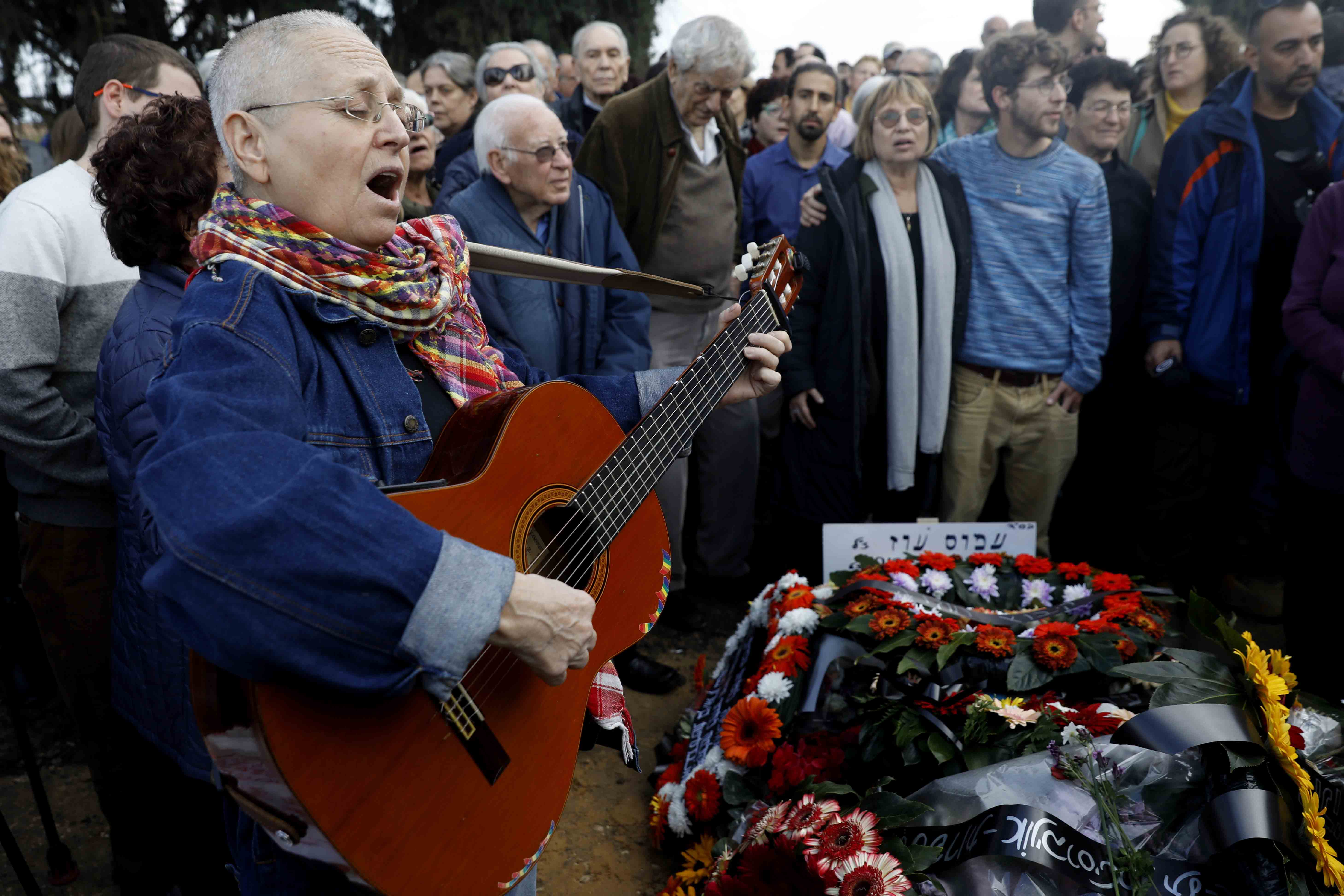 ISRAEL-LITERATURE-OZ-FUNERAL