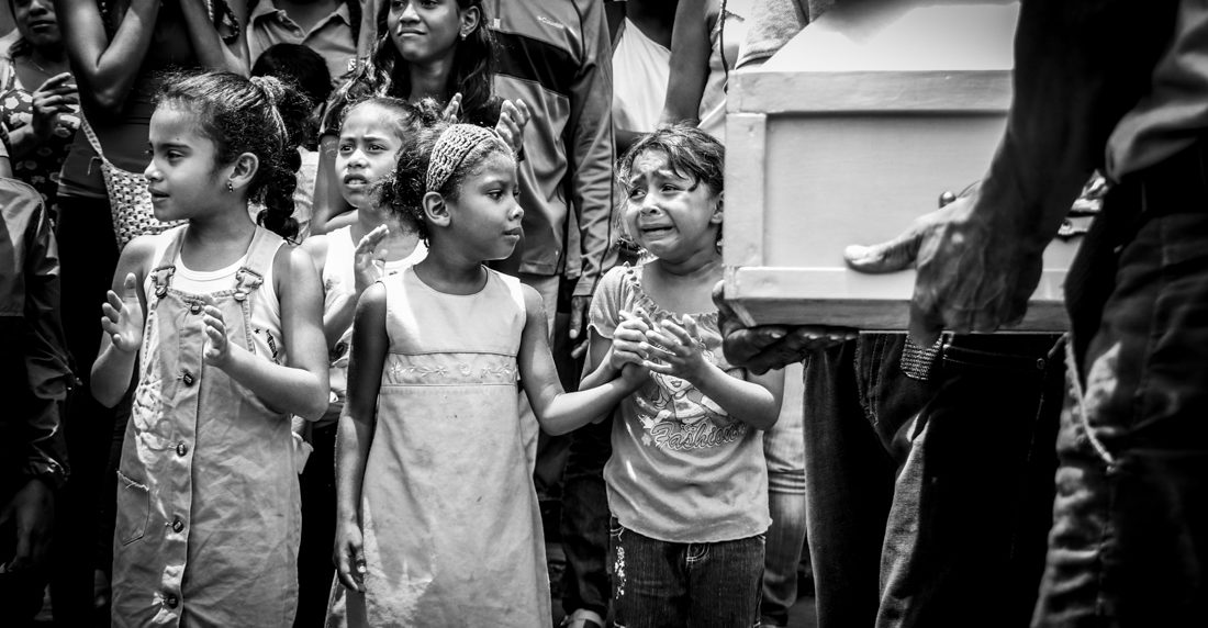 Niños de Venezuela lloran la muerte de un amigo en el J,M De Los Ríos