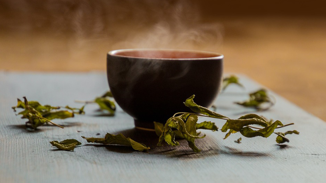 te verde taza negra
