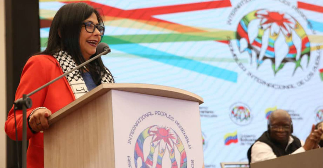 Delcy usa la kufiyya palestina