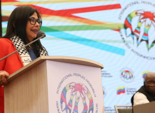 Delcy usa la kufiyya palestina