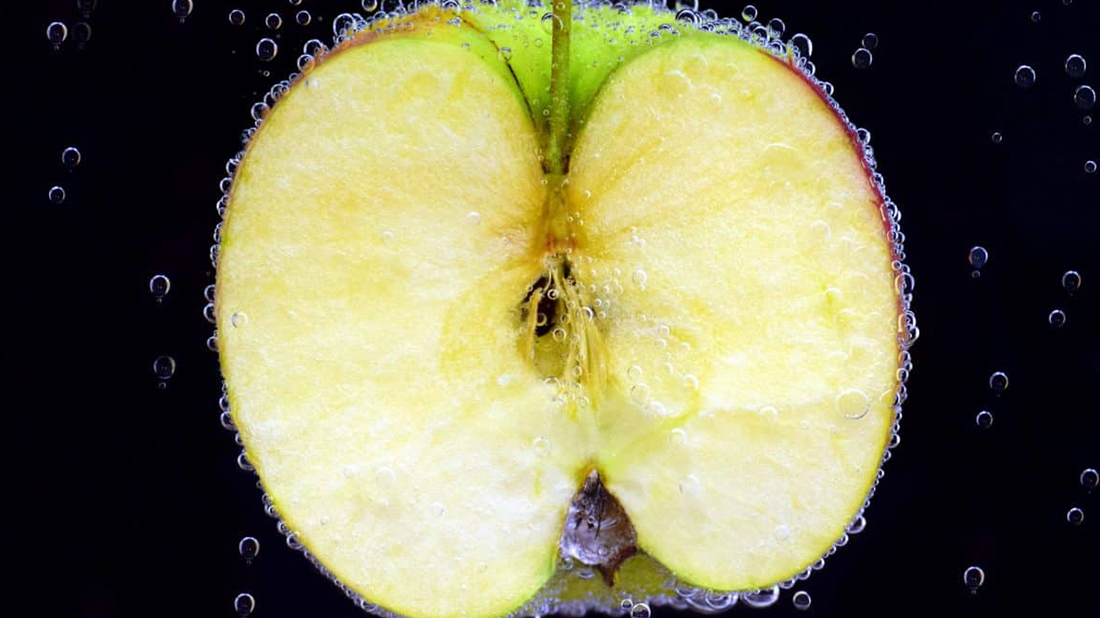 manzana verde en agua