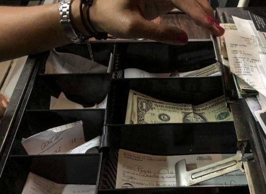 Te compro tu dólar: negocio del billete feo