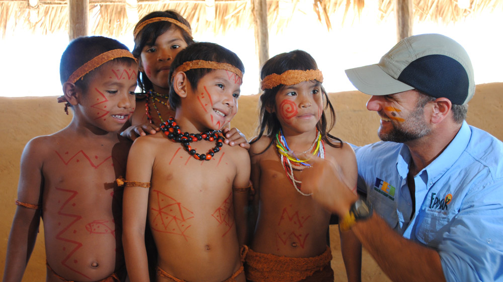 Esteban Torbar con niños pemones